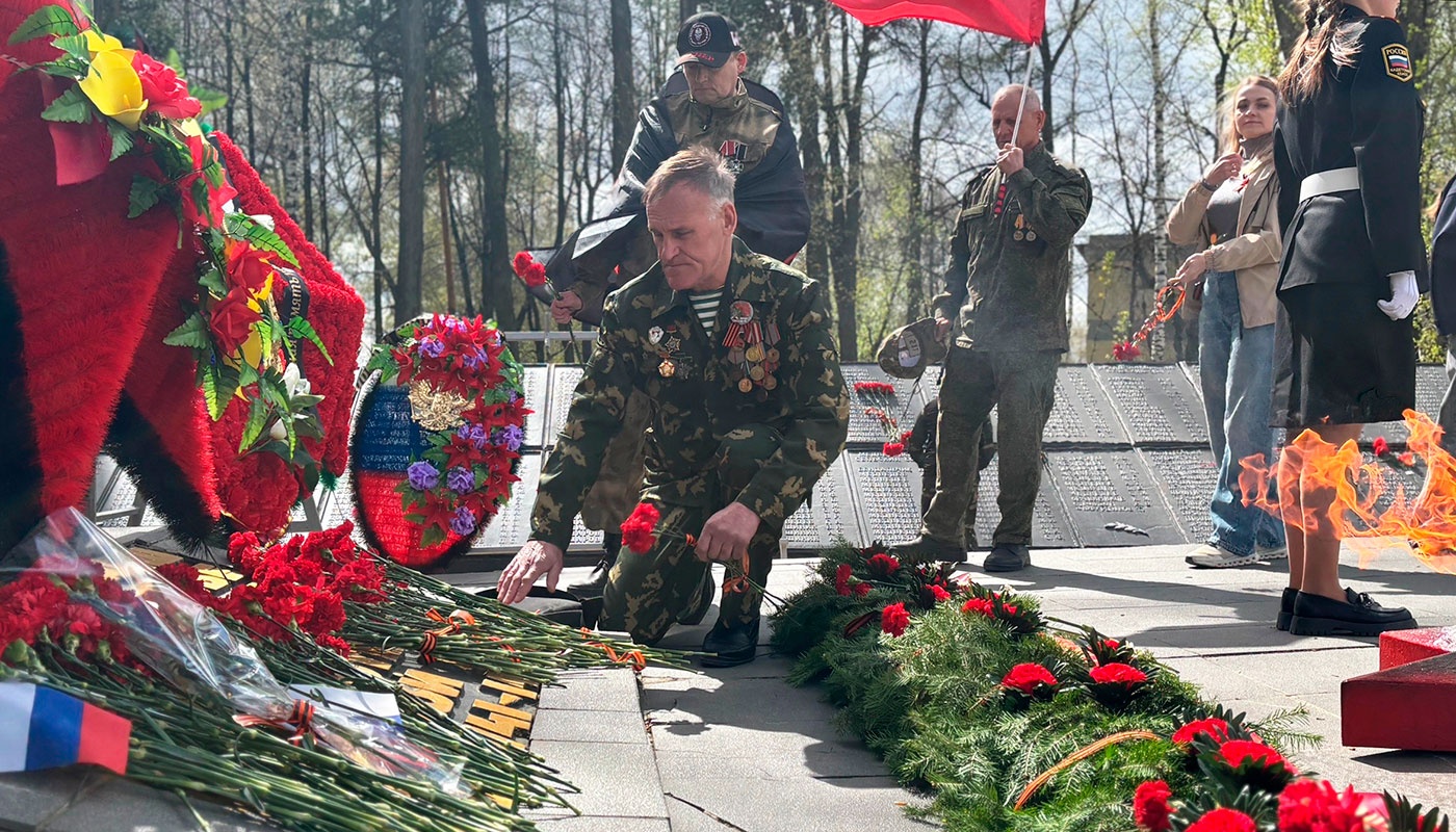 В День Победы жители Нижней Салды возложили цветы к мемориалу погибшим В День Победы жители Нижней Салды возложили цветы к мемориалу погибшим