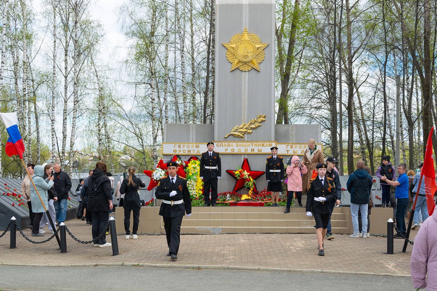 В День Победы жители Нижней Салды возложили цветы к мемориалу погибшим В День Победы жители Нижней Салды возложили цветы к мемориалу погибшим