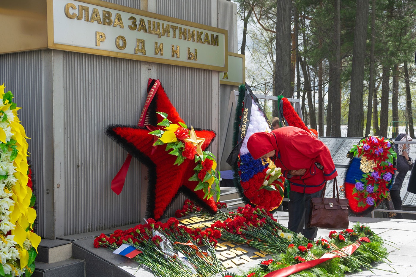 В День Победы жители Нижней Салды возложили цветы к мемориалу погибшим В День Победы жители Нижней Салды возложили цветы к мемориалу погибшим