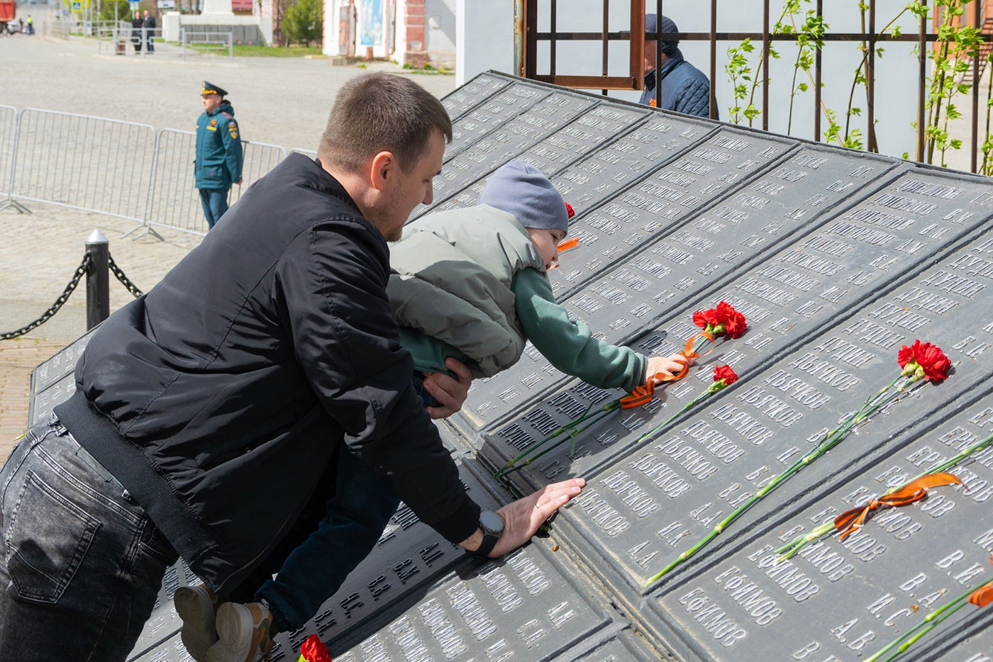 В День Победы жители Нижней Салды возложили цветы к мемориалу погибшим В День Победы жители Нижней Салды возложили цветы к мемориалу погибшим