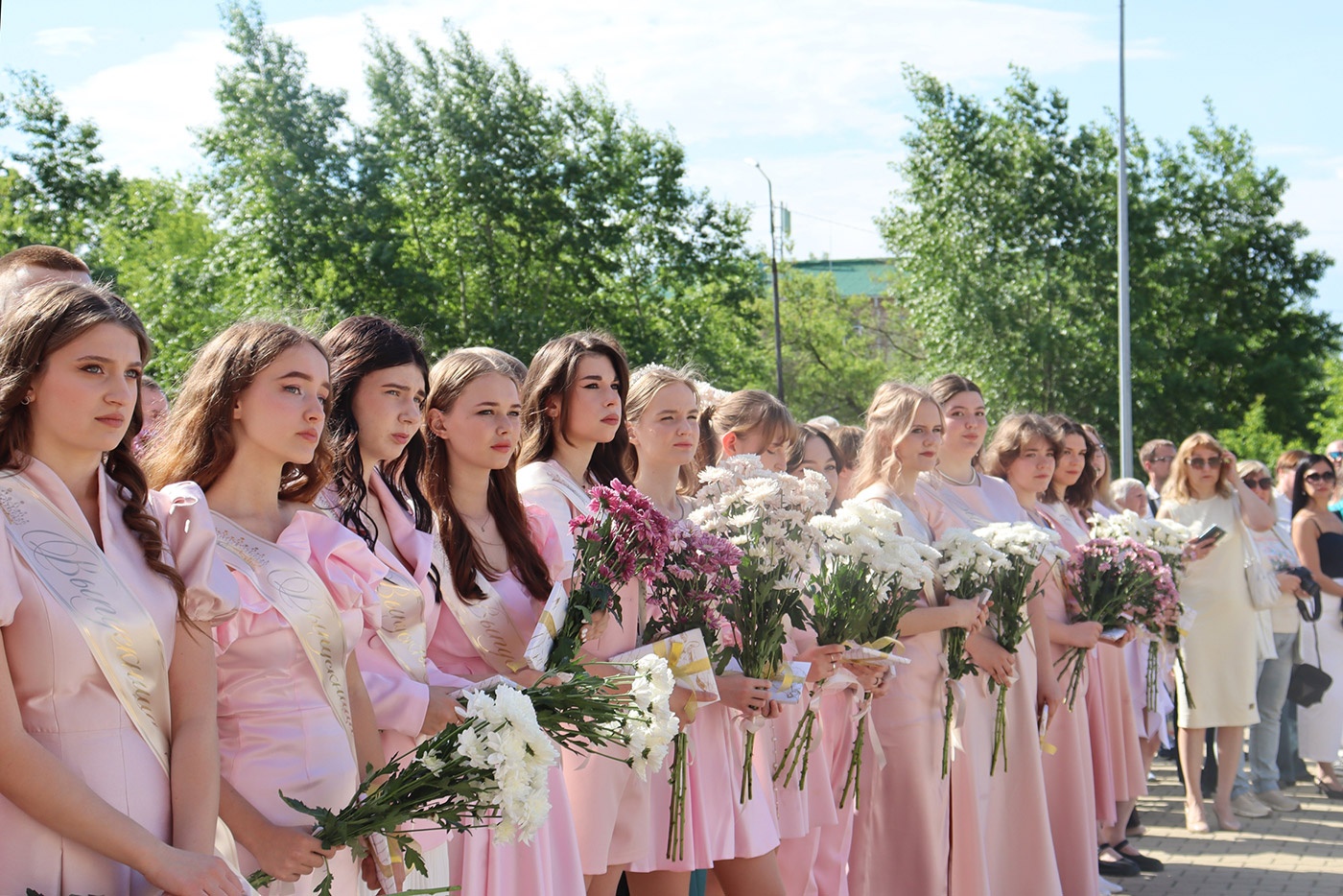 900 выпускников 900 выпускников