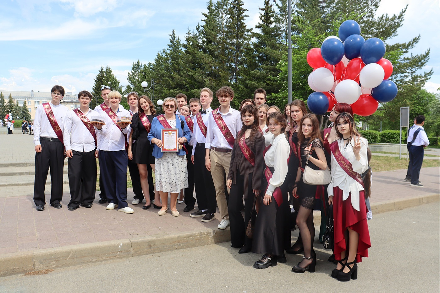 900 выпускников 900 выпускников