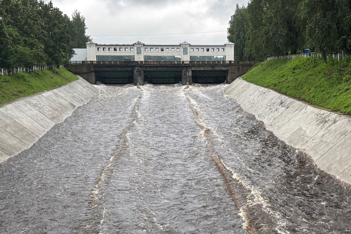На салдинских водоёмах снизили уровень воды перед очередным паводком На салдинских водоёмах снизили уровень воды перед очередным паводком
