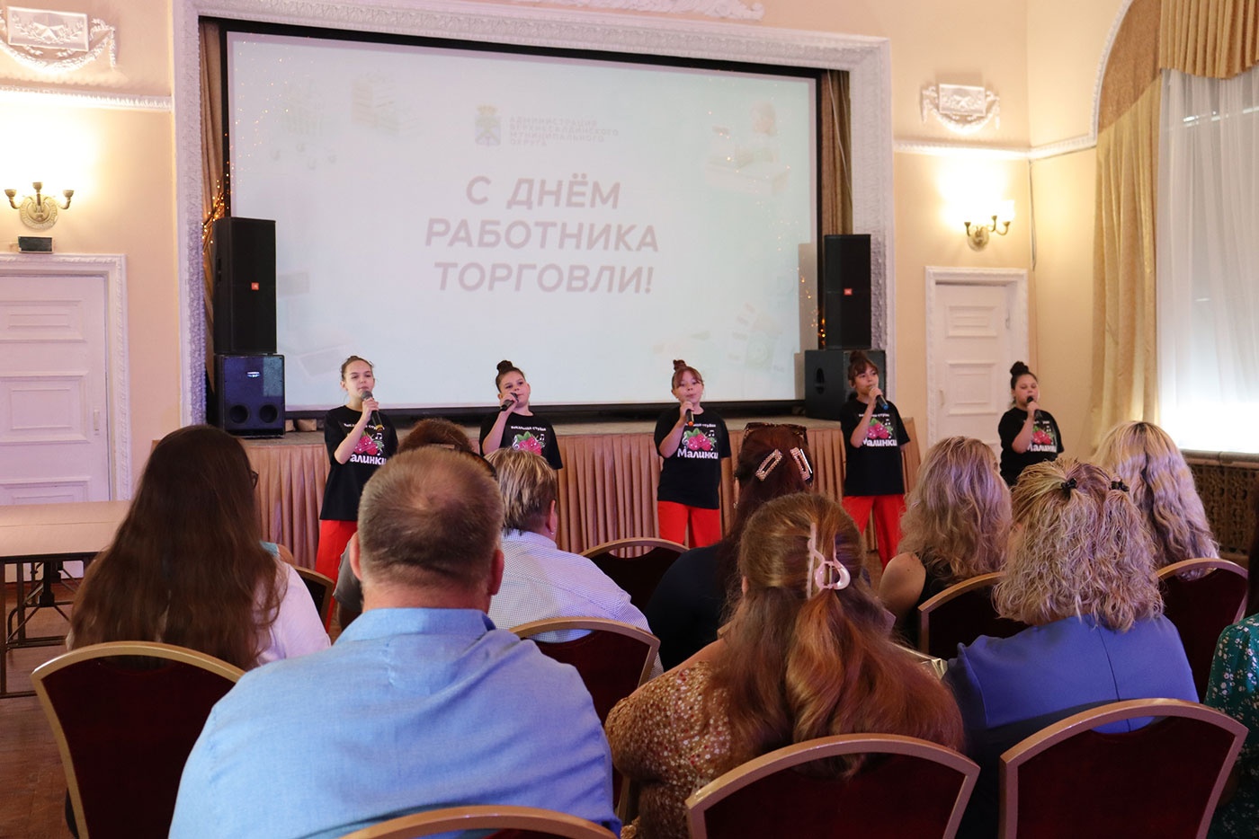 Глава Верхней Салды поздравил работников торговли с профессиональным праздником Глава Верхней Салды поздравил работников торговли с профессиональным праздником