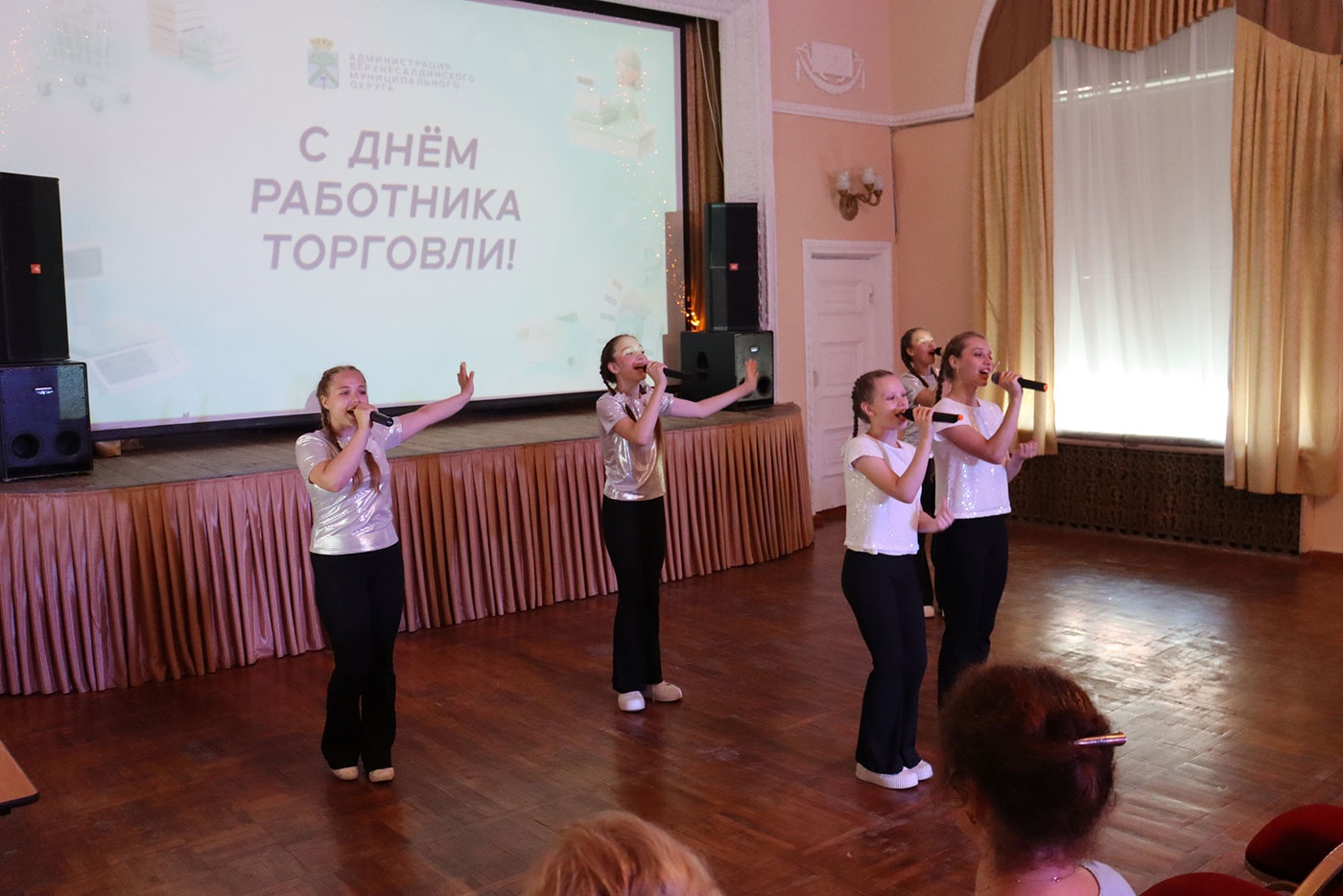 Глава Верхней Салды поздравил работников торговли с профессиональным праздником Глава Верхней Салды поздравил работников торговли с профессиональным праздником