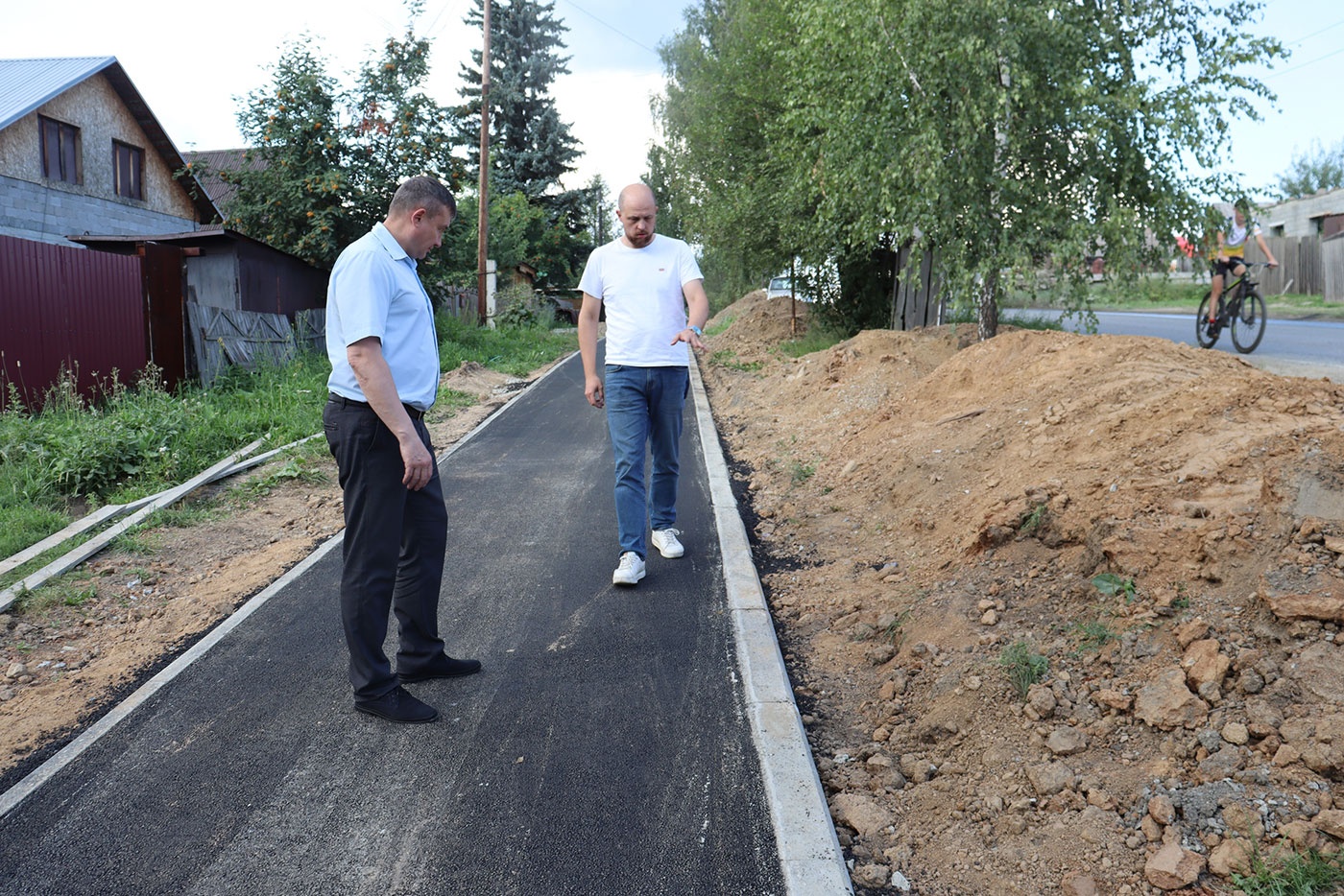 В Верхней Салде начали асфальтировать тротуар на Малый мыс В Верхней Салде начали асфальтировать тротуар на Малый мыс